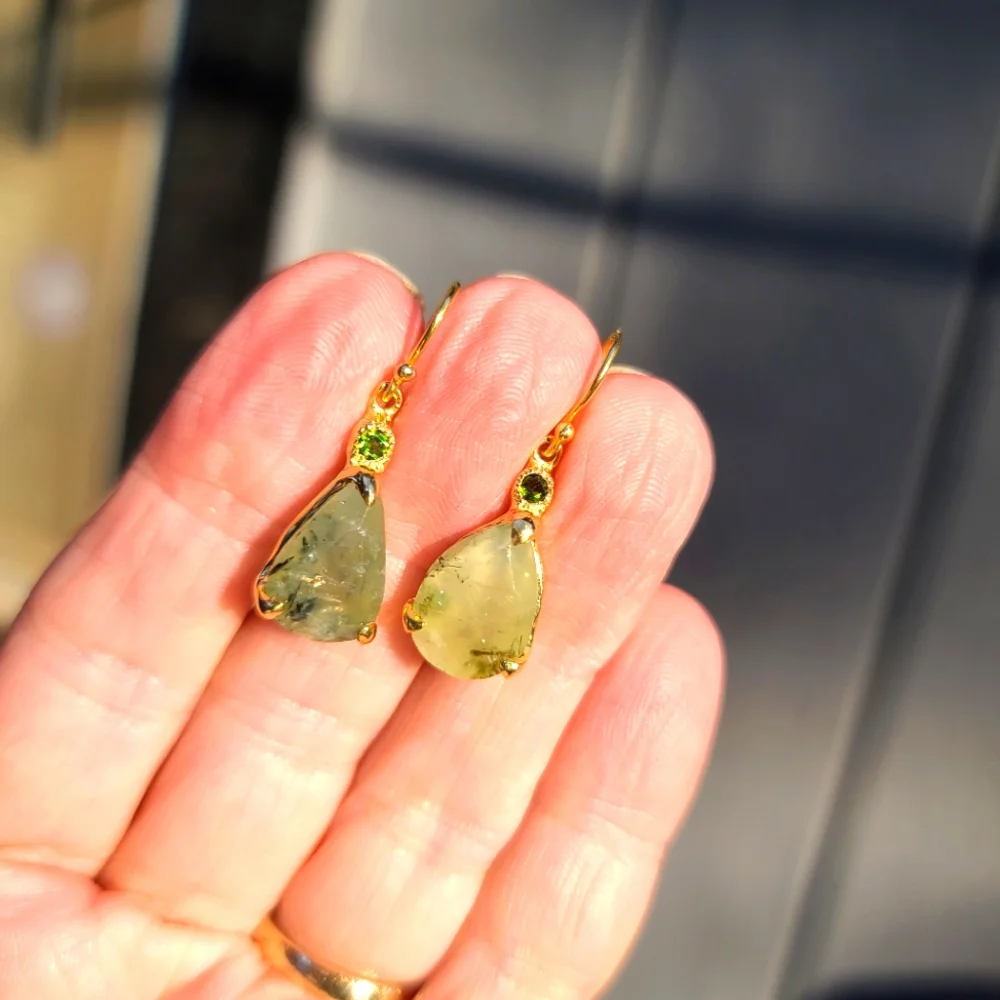 Prehnite & Chrome Diopside teardrop gold earrings - Picture 1 of 7